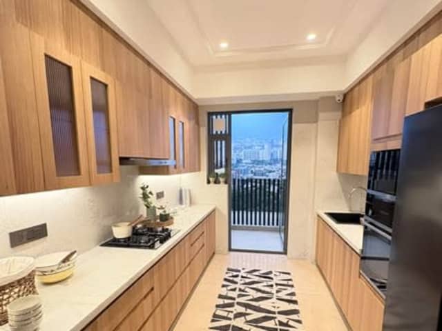 LUXURY 4BHK FLOOR FOR RENT — living area and home amenities