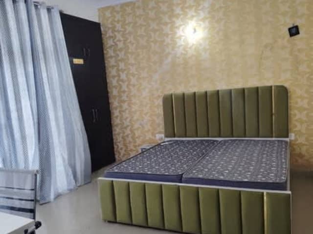 PRE-OCCUPIED ROOM AVAILABLE — living area and home amenities