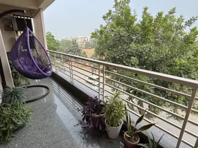 Luxurious 3BHK Room for Male Flatmate in Sector 27 — bedroom interior view