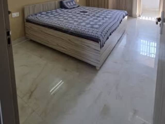 1RK FULL FURNISHED AVAILABLE FOR IN SECTOR 52 — living area and home amenities