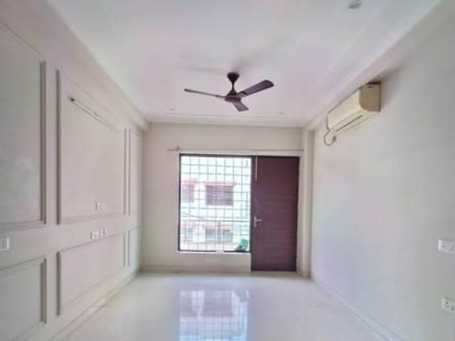 3 BHK Semi Furnished in Sec 46 — living area and home amenities