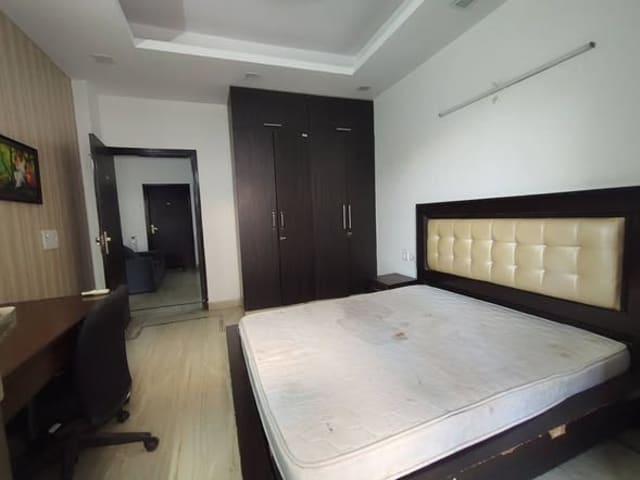 2 Rooms in Premium 4 BHK Flat, Sector 40, Gurugram — living area and home amenities