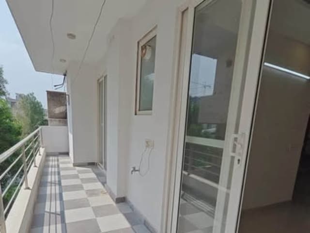 Spacious 3BHK in Sector 46, Gurgaon — living area and home amenities