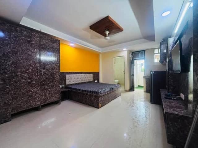 1RK Fully Furnished in DLF Phase 3, Sector 24, Gurgaon — living area and home amenities