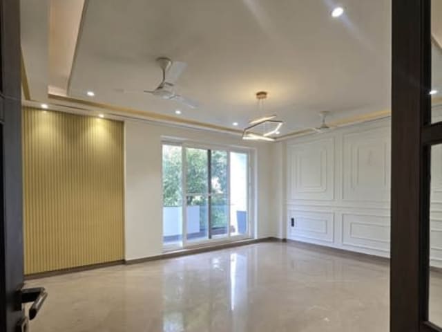 3 BHK FOR RENT – DLF PHASE 2, Gurgaon — living area and home amenities