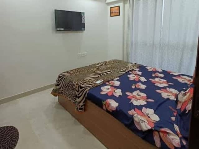 1 BHK Furnished at ₹38K–₹45K in Sethia Imperial, Malad East — living area and home amenities