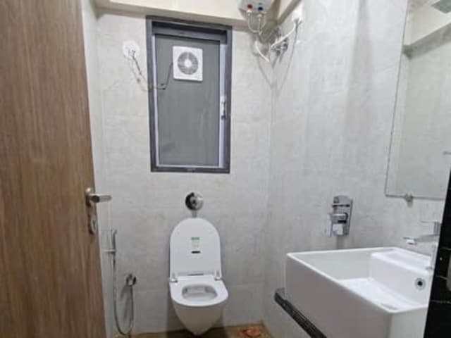 1BHK for Lease in Khar West — living area and home amenities
