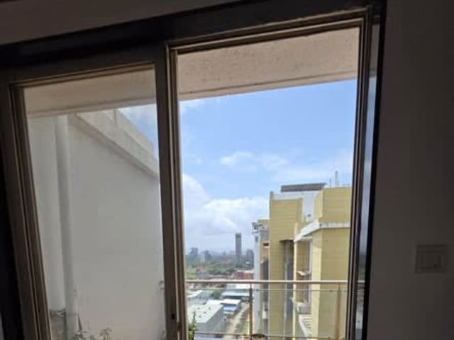 Single Occupancy in 3BHK Flat in Wadgaonsheri — living area and home amenities
