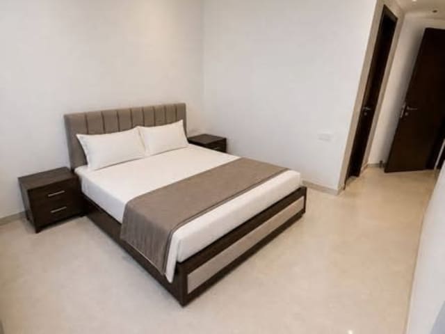 LUXURY MASTER PRIVATE BEDROOM – SINGLE OCCUPANCY — living area and home amenities