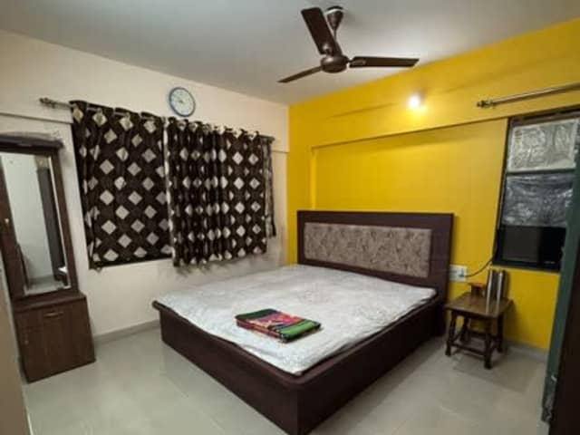 Cozy Single Occupancy Room in 3BHK Apartment — living area and home amenities