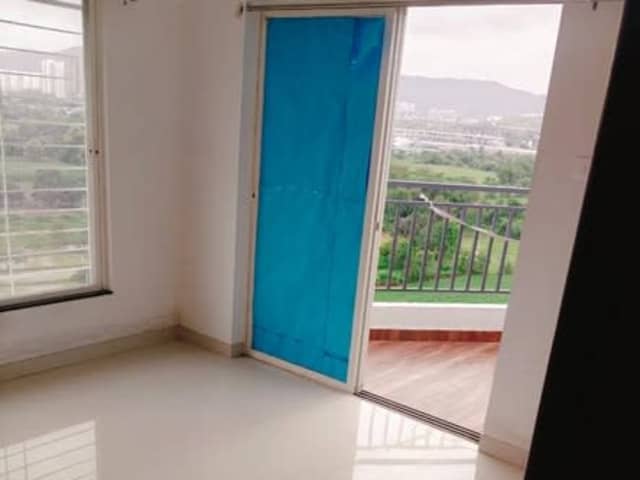 1 BHK Flat for Rent in Platinum Park Society — living area and home amenities