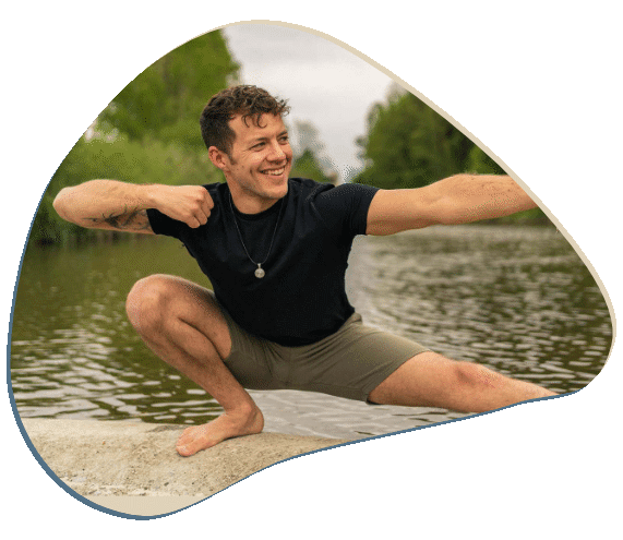 Julian zeigt eine Yogapose