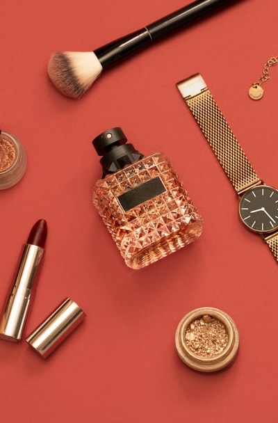 Choosing the right container is crucial for successful bulb planting.