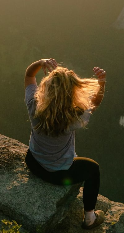 Alt text: Yellowing leaves and poor pod development in peas