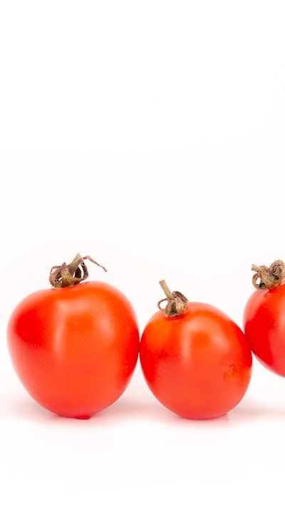 Varieties and factors to consider when selecting tomato seeds.