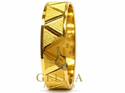 A beautifully handcrafted 21K gold wedding ring featuring an elegant polished finish and timeless design. Perfect for weddings, engagements, anniversaries, or everyday wear.