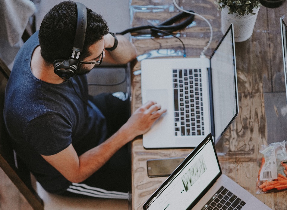 férfi, laptop, fejhallgató, onboarding, digitális onboarding, házon belüli képzés, beléptetés, oktatás