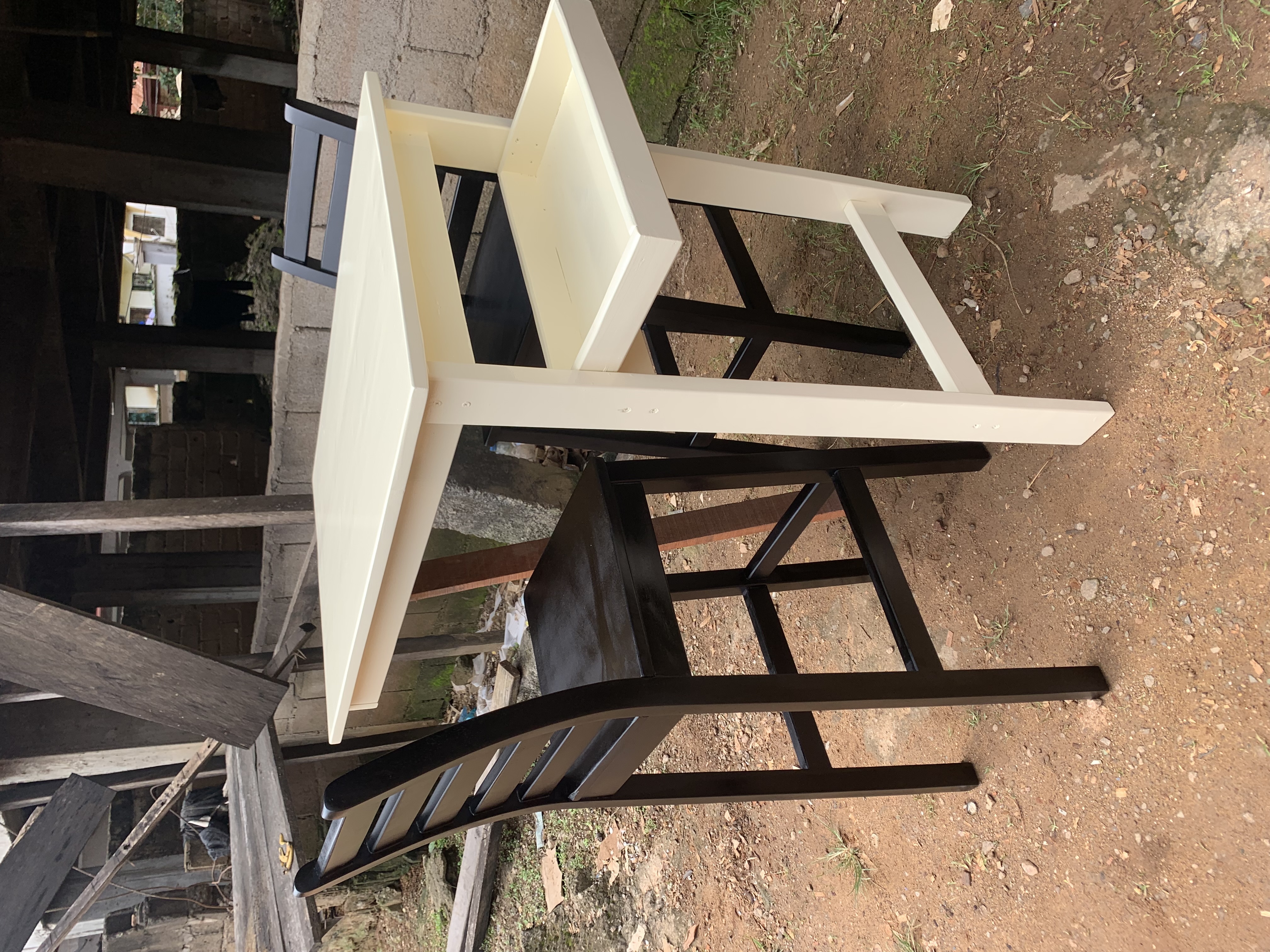 Chaises hautes et table de comptoir