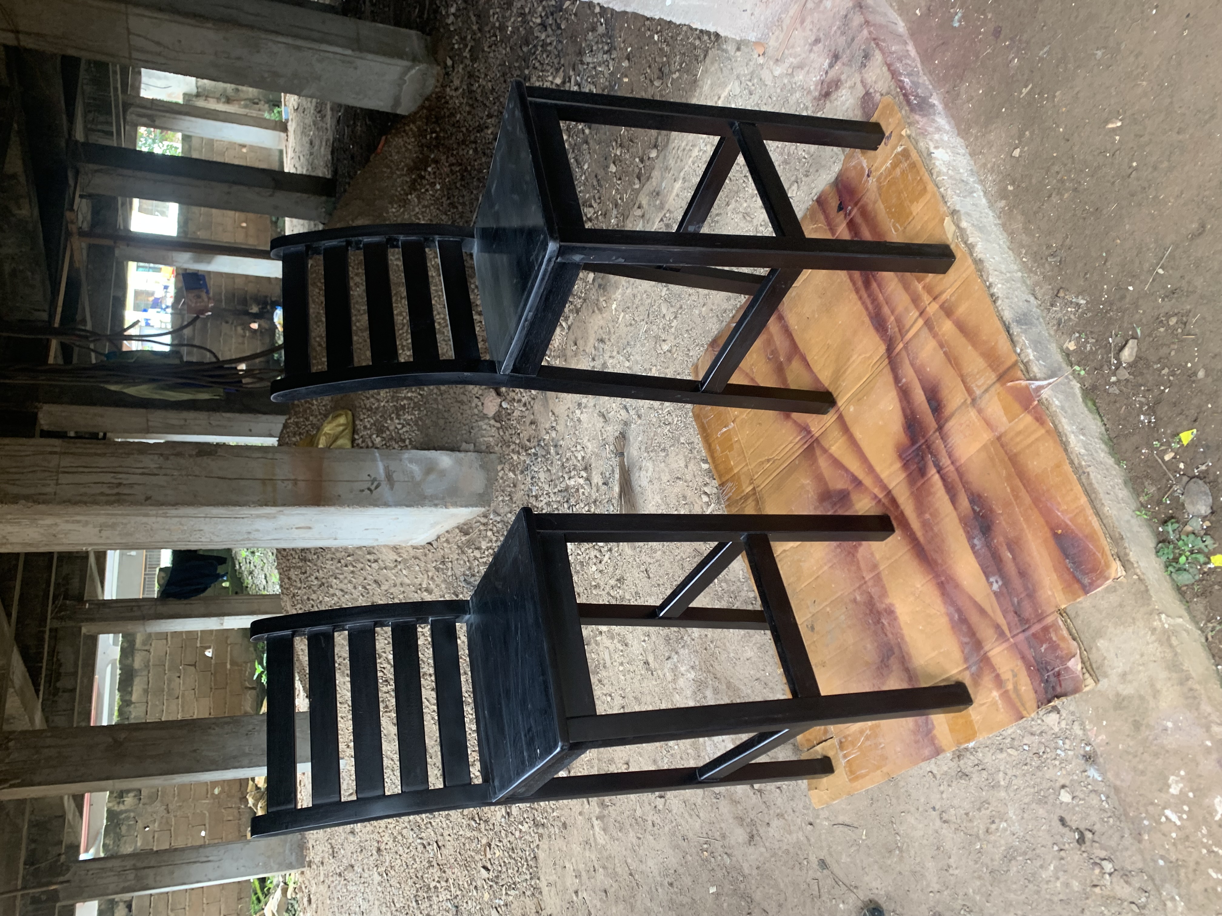 Chaises hautes et table de comptoir - 2