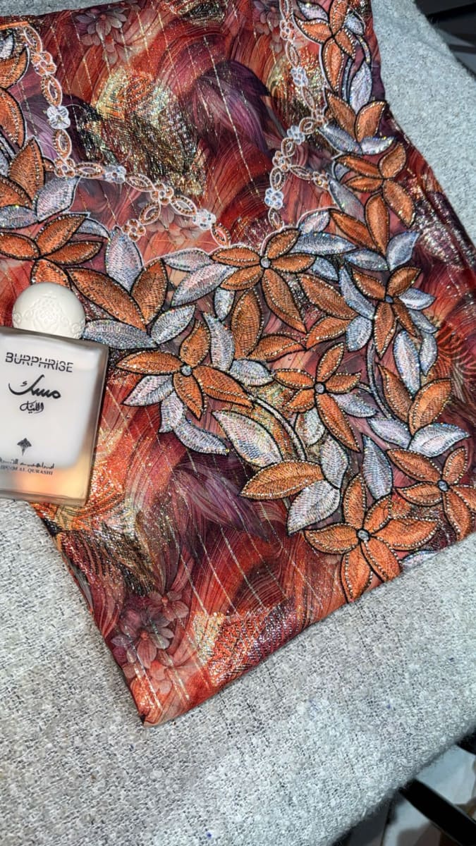 Tlija Italie Rouge Elegant - Tissu Caftan Mariage Marocain couleur rouge et orange - Mikhwar UAE authentique disponible au Maroc chez Zargue
