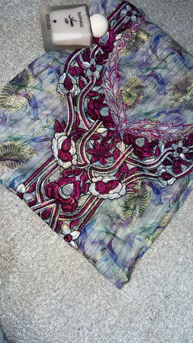 Tlija Italie Violet Elegant - Tissu Caftan Mariage Marocain couleur violet et rouge - Mikhwar UAE authentique disponible au Maroc chez Zargue