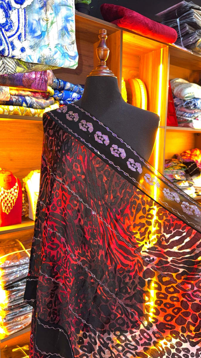 Foulard Chila Noir - Chale Traditionnel UAE Mariage 3ars couleur noir et rouge - Foulard UAE authentique disponible au Maroc chez Zargue
