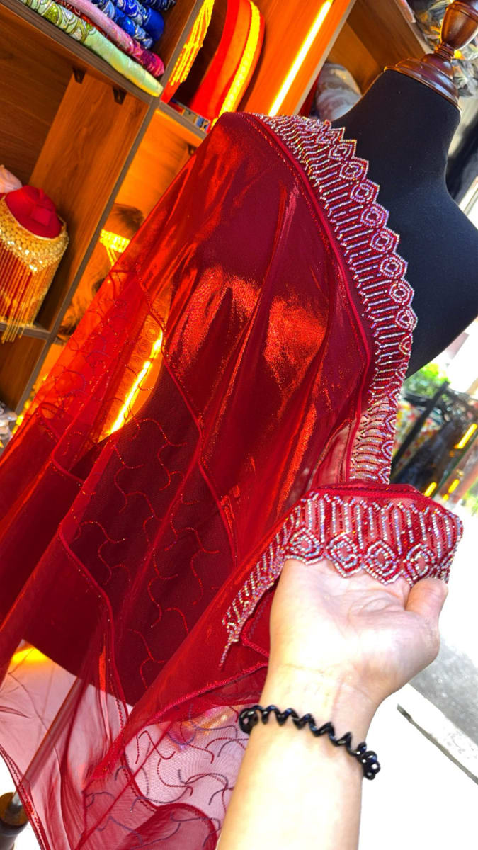 Tissu Rouge Traditionnel UAE - Mariage 3ars Maroc couleur rouge et or - Foulard UAE authentique disponible au Maroc chez Zargue
