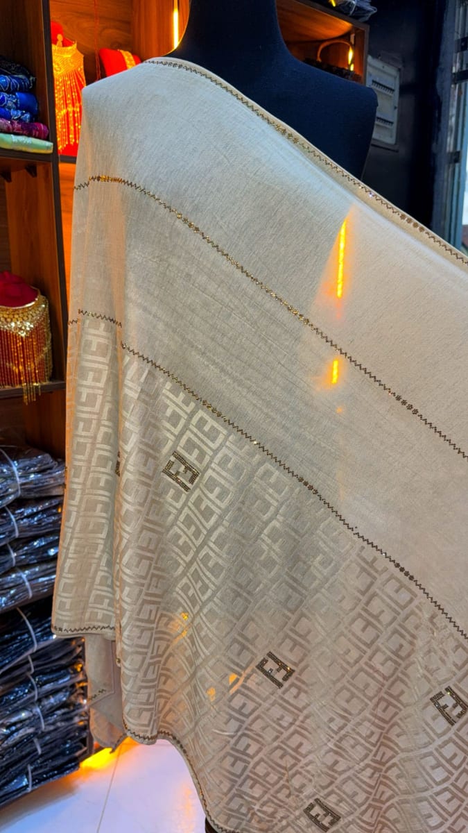 Tissu Beige Traditionnel UAE - Mariage 3ars Maroc couleur beige et dore - Foulard UAE authentique disponible au Maroc chez Zargue