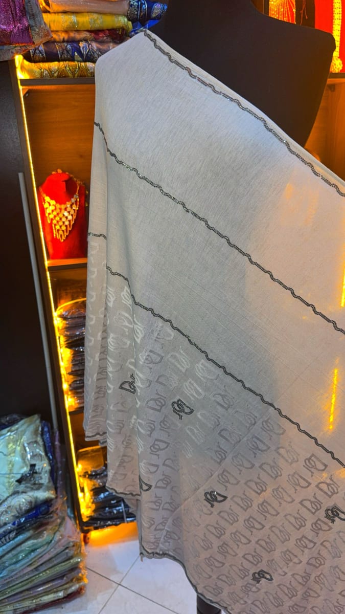 Tissu Blanc Traditionnel UAE - Mariage 3ars Maroc couleur blanc et gris - Foulard UAE authentique disponible au Maroc chez Zargue