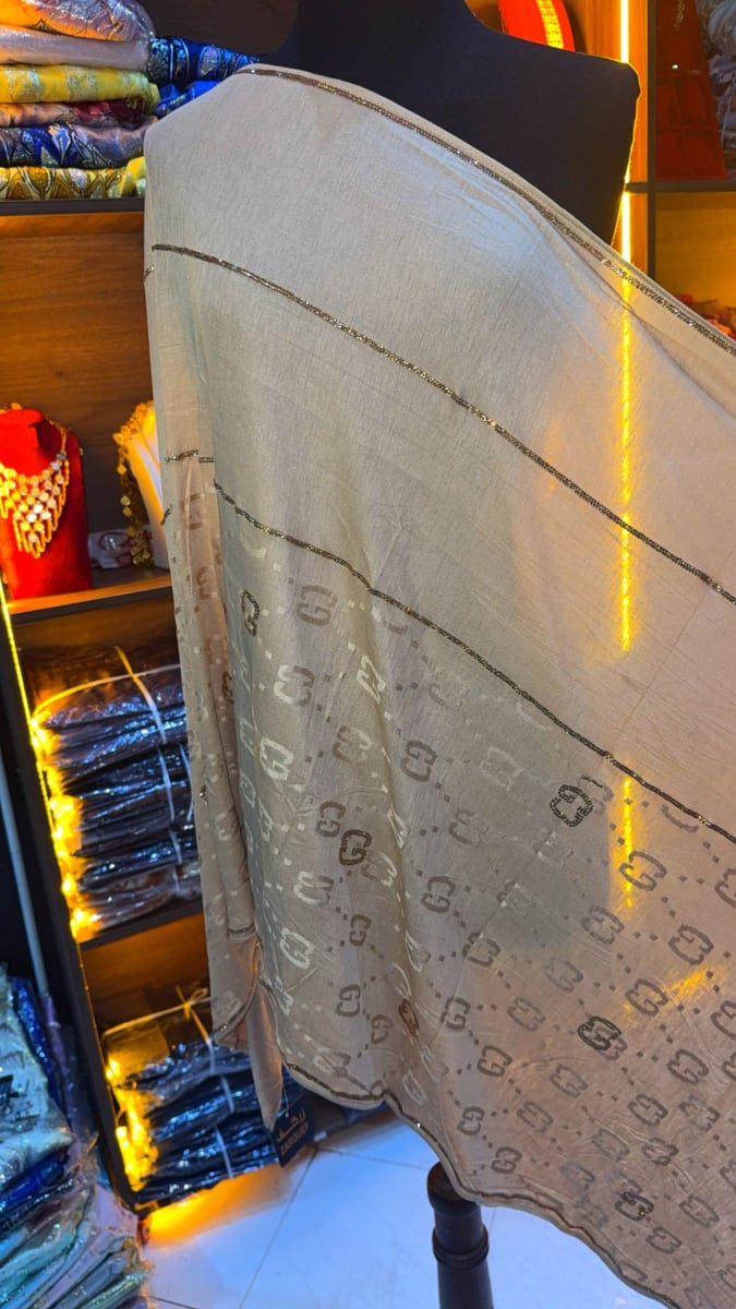 Tissu Beige Traditionnel UAE - Mariage 3ars Maroc couleur beige et gris - Foulard UAE authentique disponible au Maroc chez Zargue