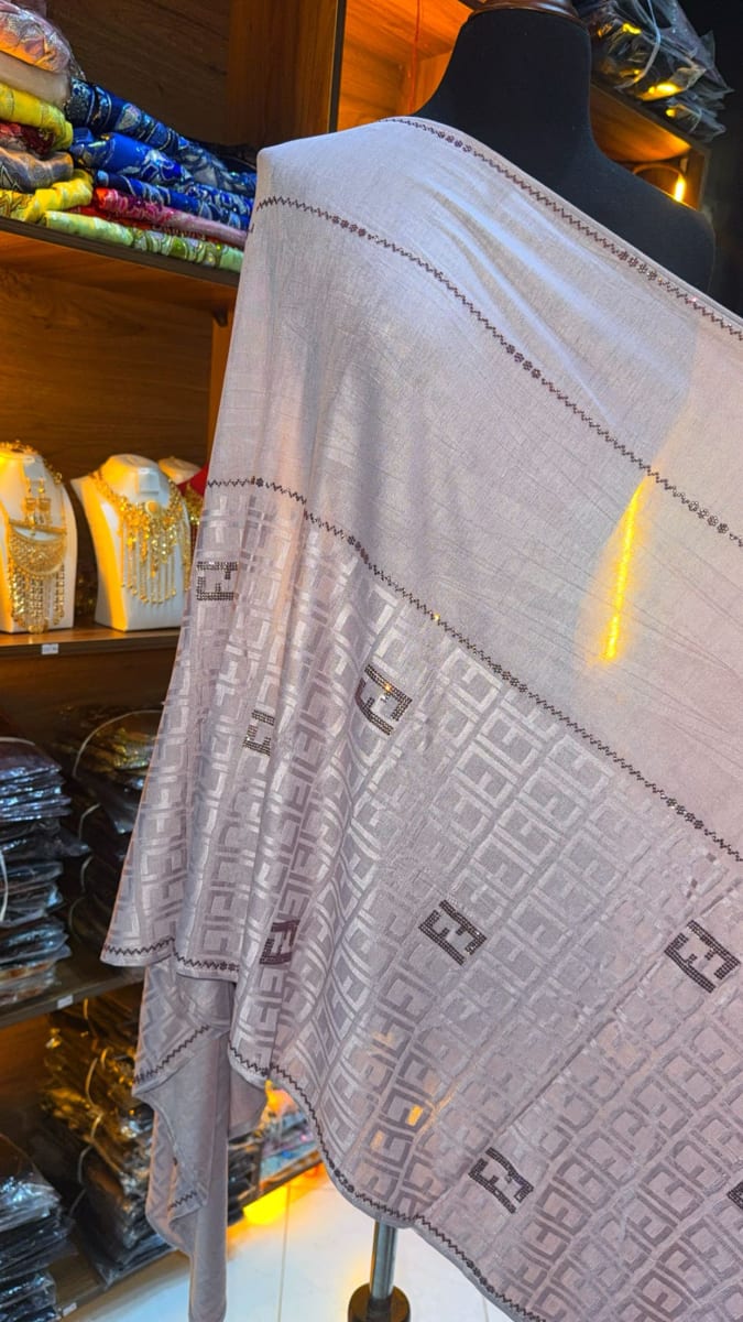 Tissu Beige Traditionnel UAE - Mariage 3ars Maroc couleur beige et gris - Foulard UAE authentique disponible au Maroc chez Zargue