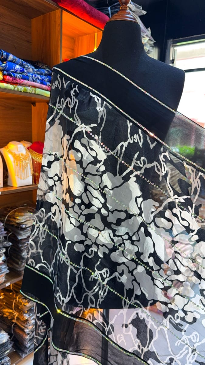 Foulard Carre Noir UAE Premium - Chale Mariage Maroc couleur noir et blanc - Foulard UAE authentique disponible au Maroc chez Zargue