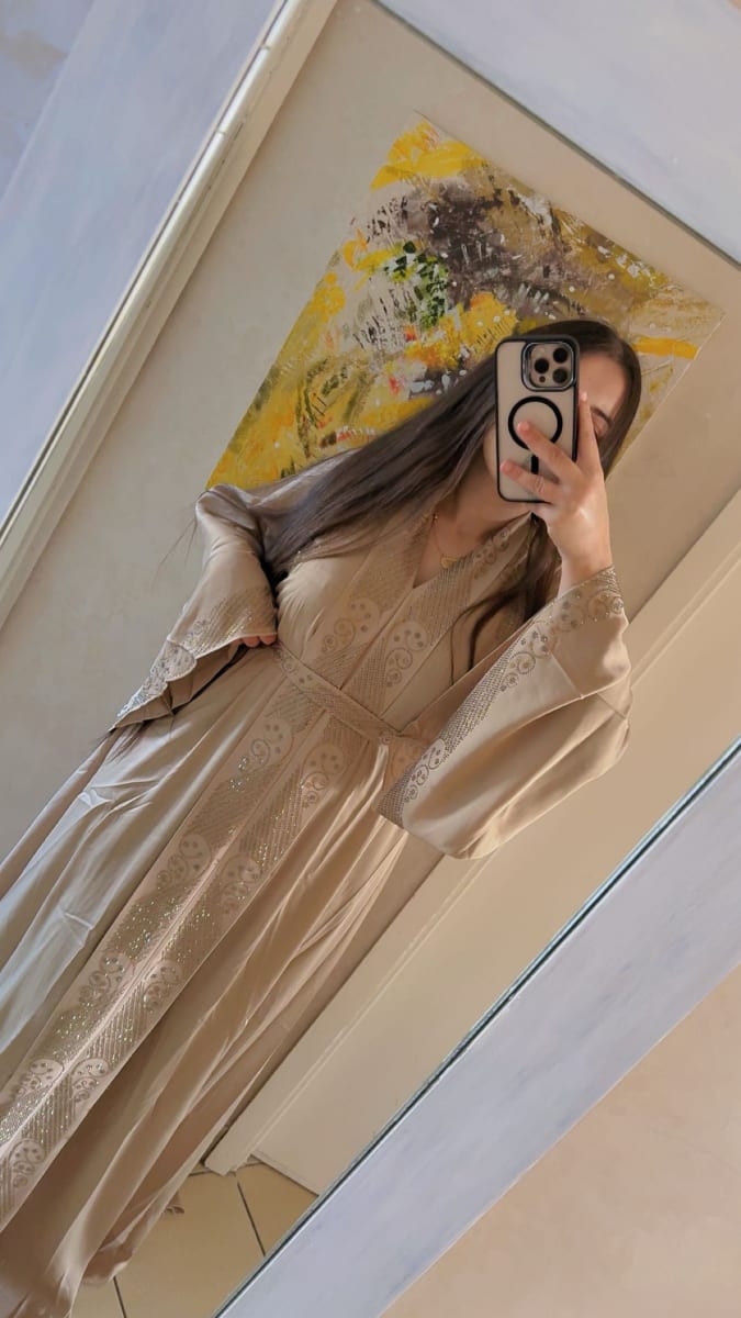 Abaya Beige Premium UAE - Robe Elegante Mariage Maroc couleur beige et dore - Abaya Dubai authentique disponible au Maroc chez Zargue