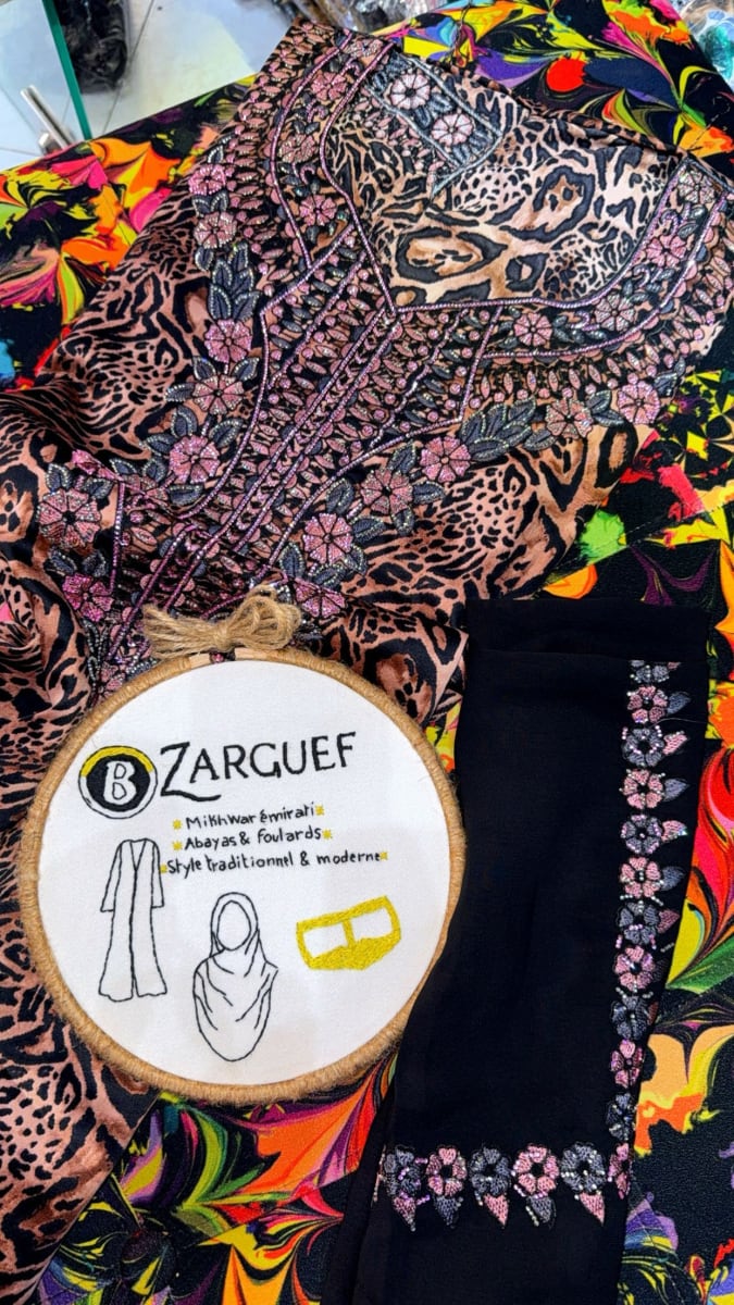 Mikhwar Andaloussi Tiger Noir - Tissu 3ars Mariage UAE Premium couleur noir et rose - Mikhwar UAE authentique disponible au Maroc chez Zargue
