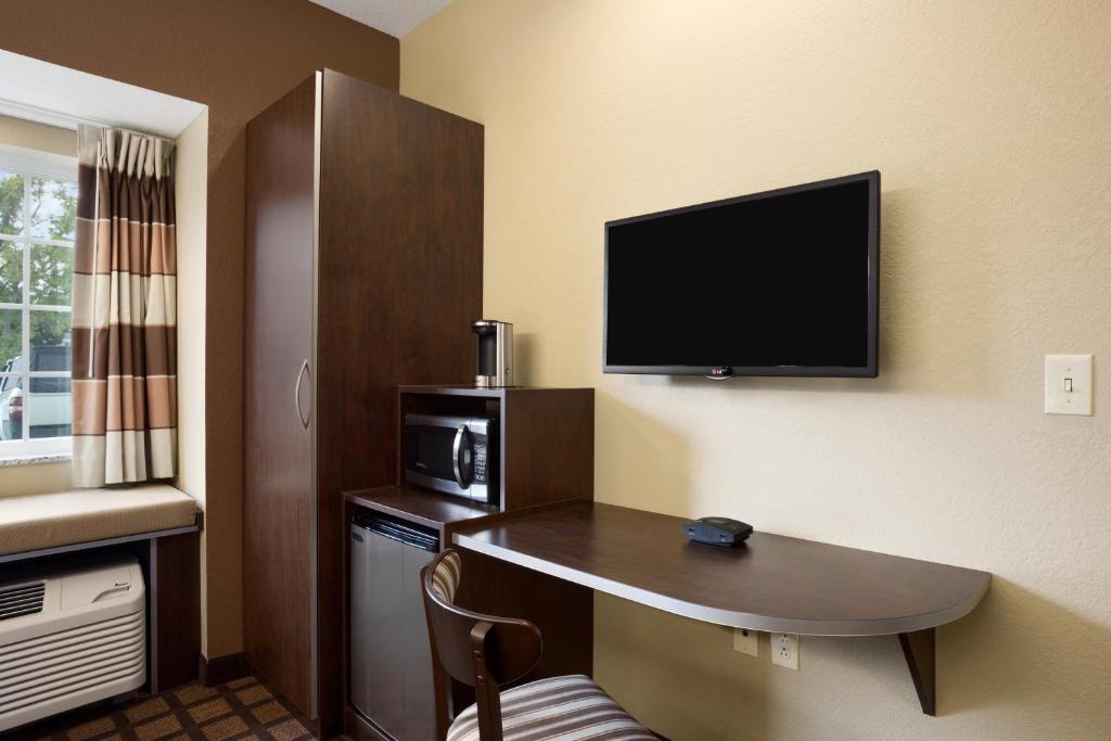 Microtel Williston ADA accessible room with roll-in shower and widened doorways