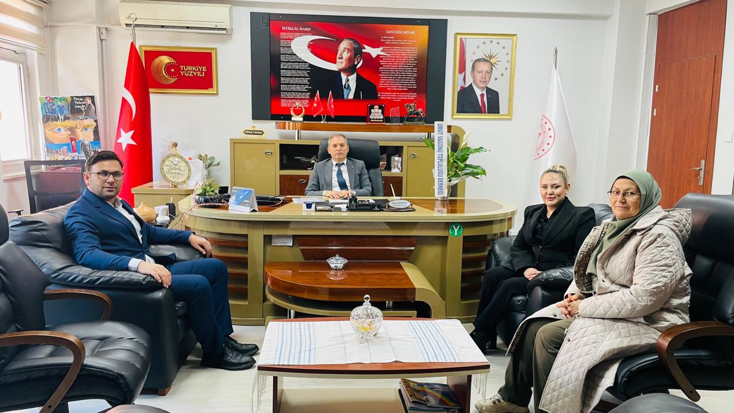 Umut Vagonu Topluluğu Derneği olarak, Yunusemre İlçe Millî Eğitim Müdürü Yıldıray Demirtaş’ı makamında ziyaret ettik.