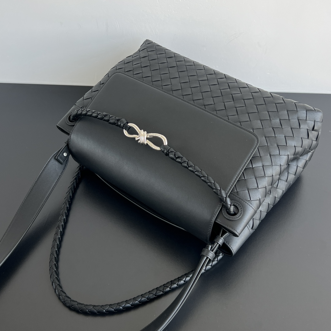 보테가베네타 보테가베네타 인트레치아토 레더 토트백 블랙 807715 37x26x13 cm 상세 이미지 2