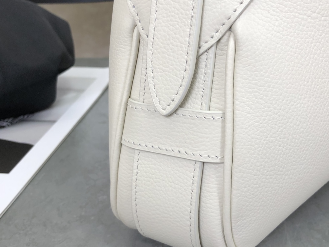 셀린느 셀린느 미디엄 로미 서플백 카프스킨 화이트 197443 34 x 16 x 5 cm 상세 이미지 10