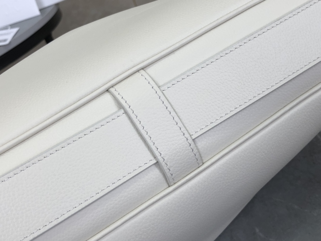 셀린느 셀린느 미디엄 로미 서플백 카프스킨 화이트 197443 34 x 16 x 5 cm 상세 이미지 12