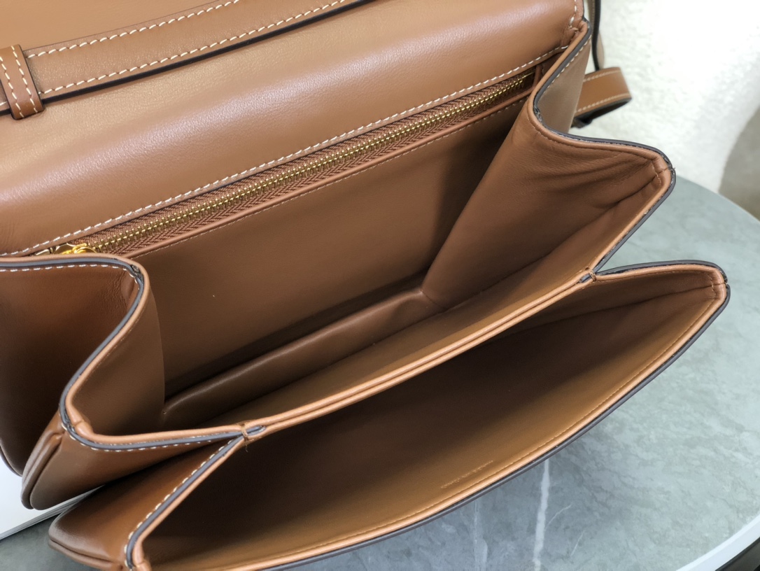 셀린느 셀린느 블랙 타부 미디엄 숄더백 탄 196583 22 x 16 x 7 cm 상세 이미지 6