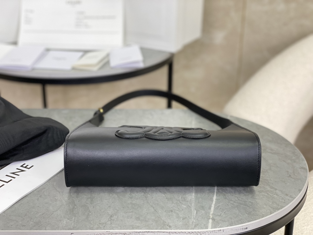 셀린느 셀린느 스무스 카프스킨 트리옹프 레더 숄더백 블랙 198153 24 x 13 x 5 cm 상세 이미지 4