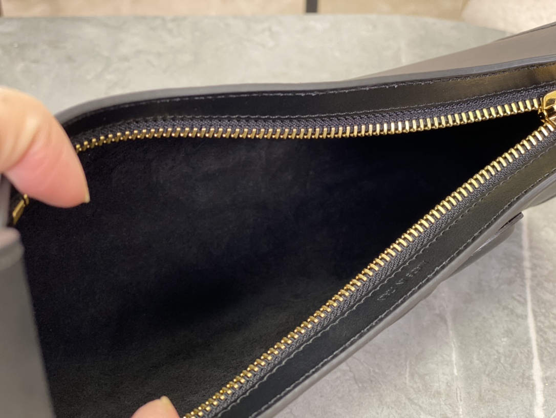 셀린느 셀린느 스무스 카프스킨 트리옹프 레더 숄더백 블랙 198153 24 x 13 x 5 cm 상세 이미지 7