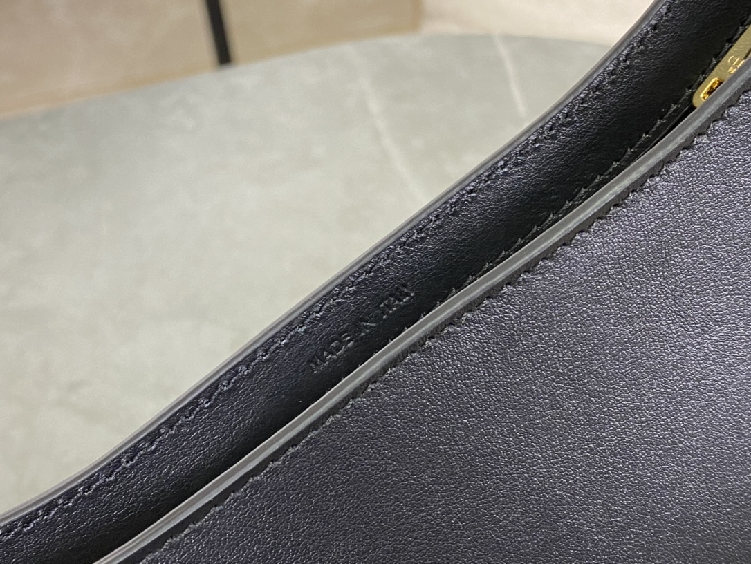 셀린느 셀린느 스무스 카프스킨 트리옹프 레더 숄더백 블랙 198153 24 x 13 x 5 cm 상세 이미지 8