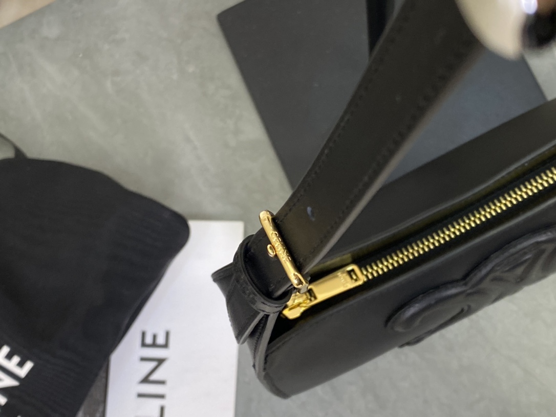 셀린느 셀린느 스무스 카프스킨 트리옹프 레더 숄더백 블랙 198153 24 x 13 x 5 cm 상세 이미지 11
