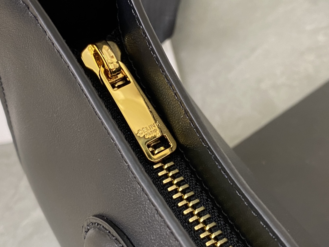 셀린느 셀린느 스무스 카프스킨 트리옹프 레더 숄더백 블랙 198153 24 x 13 x 5 cm 상세 이미지 12