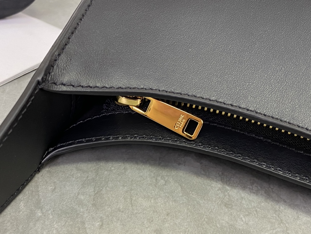 셀린느 셀린느 스무스 카프스킨 트리옹프 레더 숄더백 블랙 198153 24 x 13 x 5 cm 상세 이미지 14