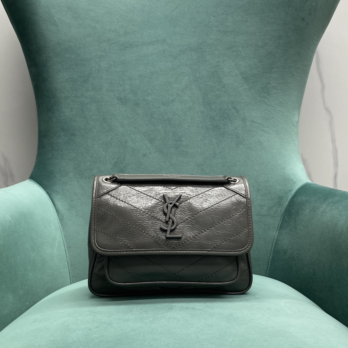 생로랑 생로랑 니키 숄더 스몰 그레이 633160 Size :  22 x 17 x 12 cm 상세 이미지 1