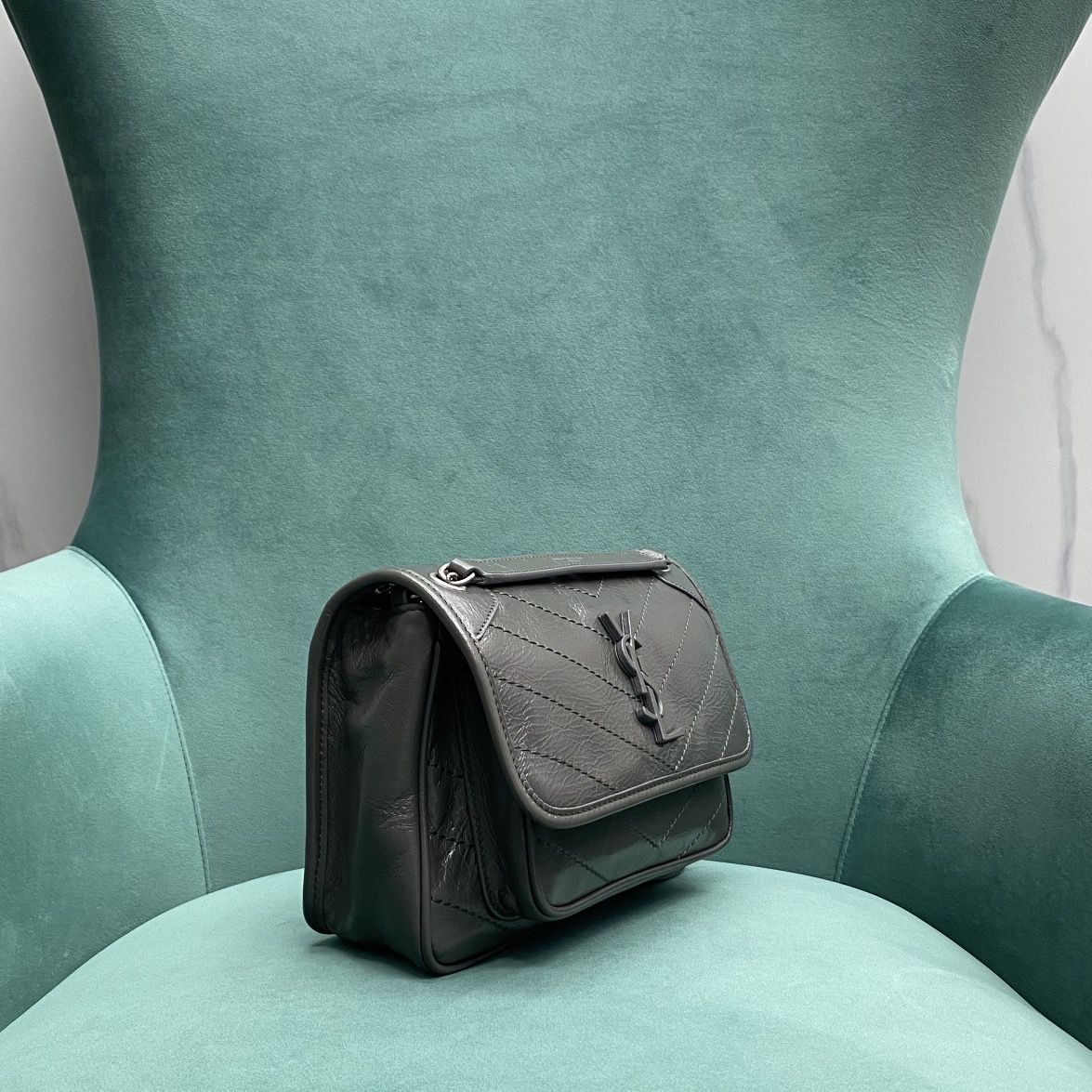 생로랑 생로랑 니키 숄더 스몰 그레이 633160 Size :  22 x 17 x 12 cm 상세 이미지 3