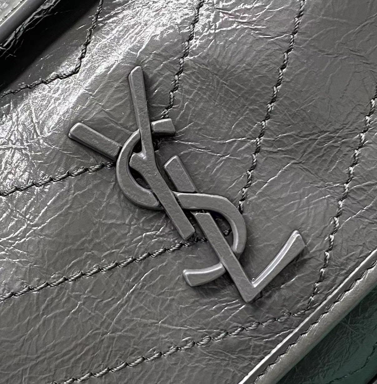 생로랑 생로랑 니키 숄더 스몰 그레이 633160 Size :  22 x 17 x 12 cm 상세 이미지 4