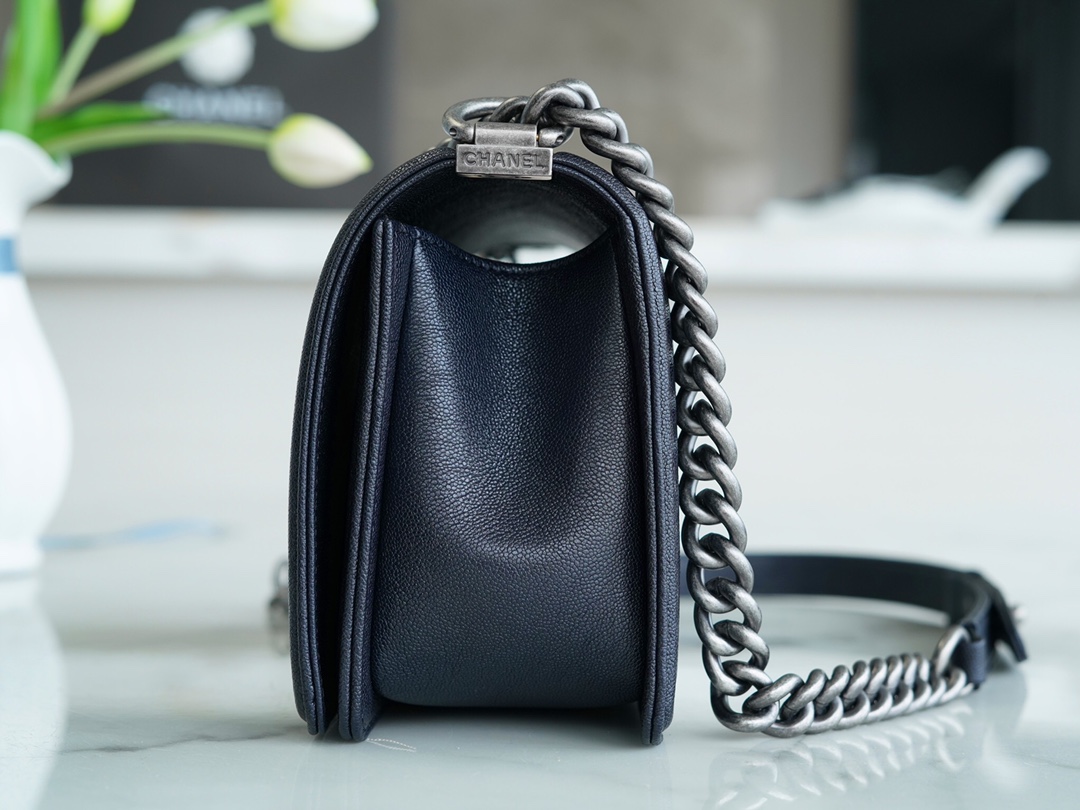 샤넬 팬더샵 샤넬 보이백 캐비어 다크 블루 은장 미디움 사이즈 25cm 상세 이미지 5